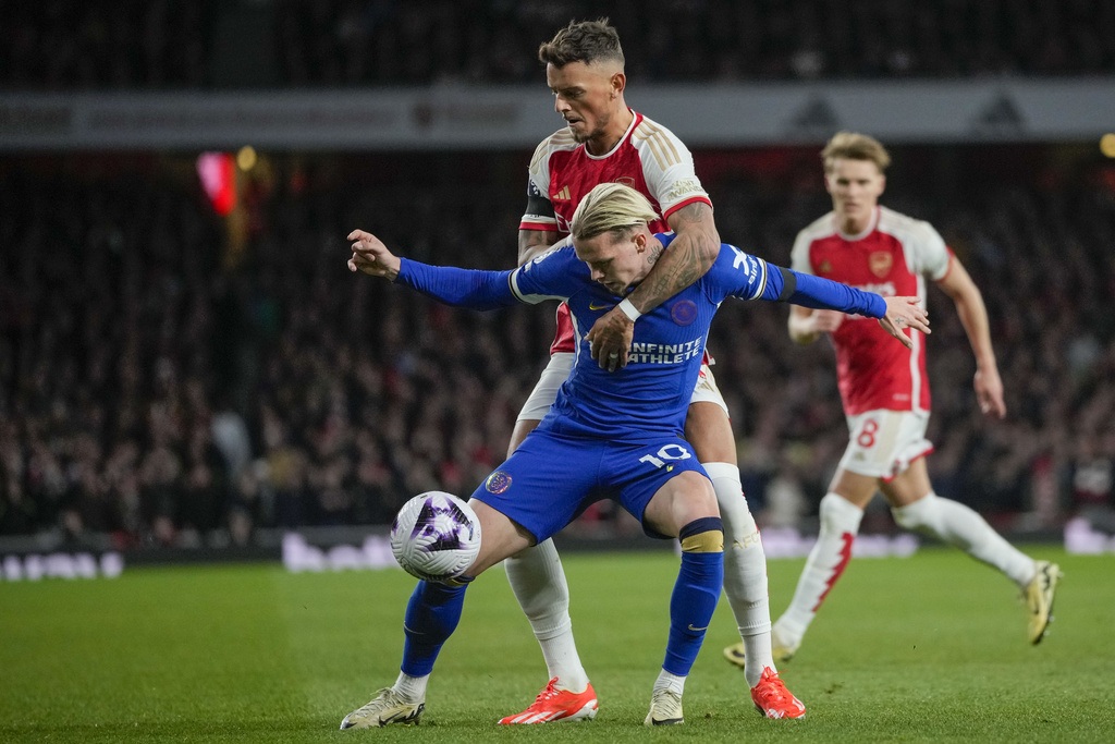 Arsenal đè bẹp Chelsea, bỏ xa Man City 4 điểm - 1