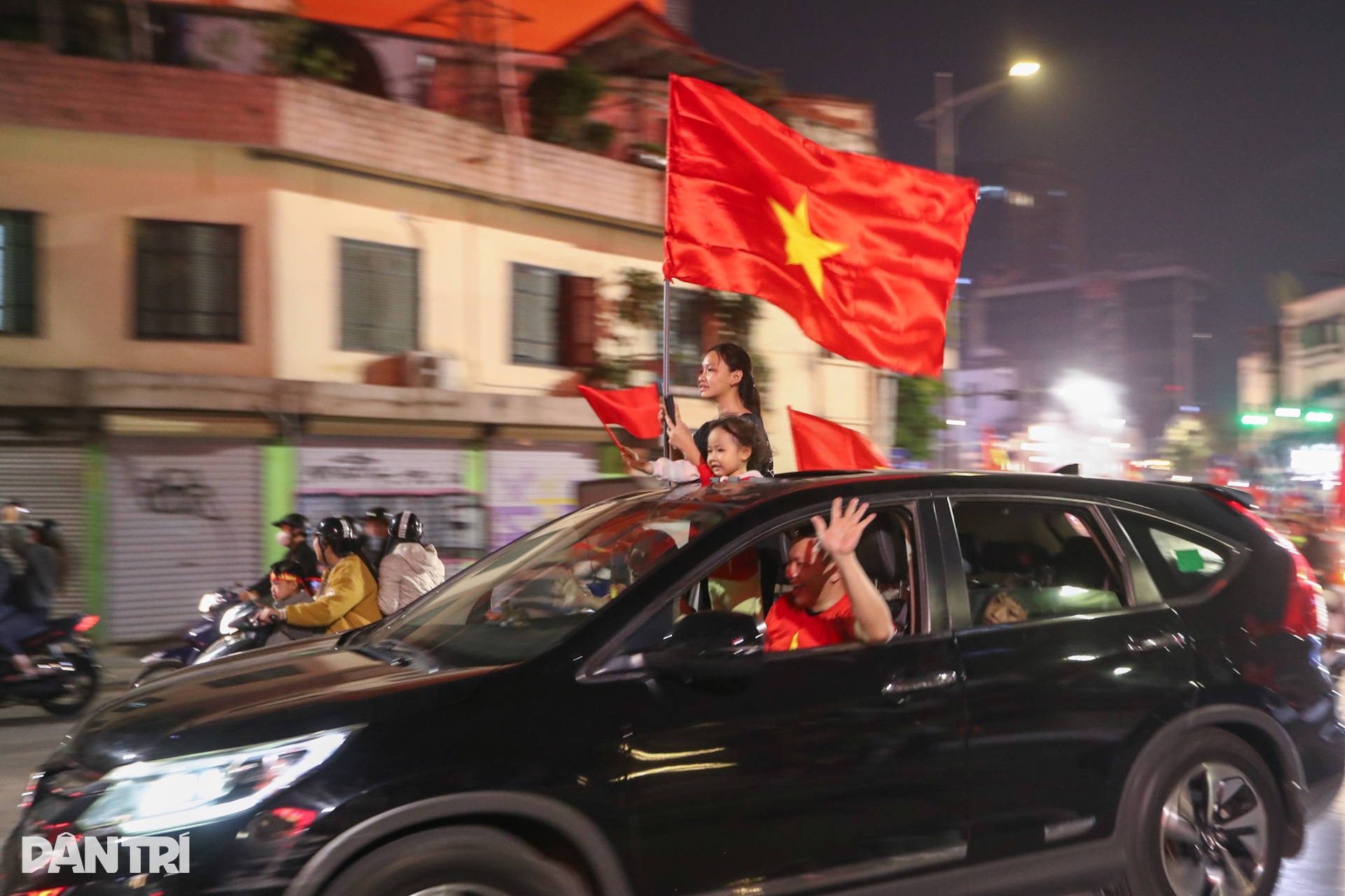 Người dân cả nước xuống đường đi bão ăn mừng tuyển Việt Nam vô địch - 14