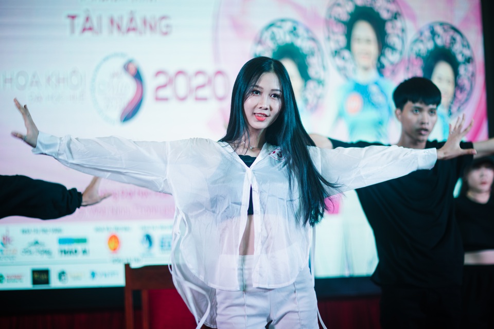 Nữ sinh xinh đẹp trổ tài ở vòng Bán kết Hoa khôi Đại học Huế 2020 - 15 Nữ sinh xinh đẹp trổ tài ở vòng Bán kết Hoa khôi Đại học Huế 2020 - 15