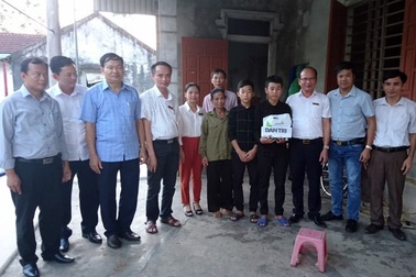 Xúc động tình cảm của bạn đọc báo Dân trí dành cho “cậu học trò đội khăn tang đi thi”