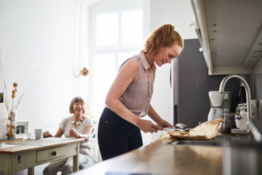 Khi mẹ chồng cử giúp việc đến giám sát