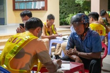 Nam tài xế vi phạm nồng độ cồn: "Chuyến này chắc bỏ xe"