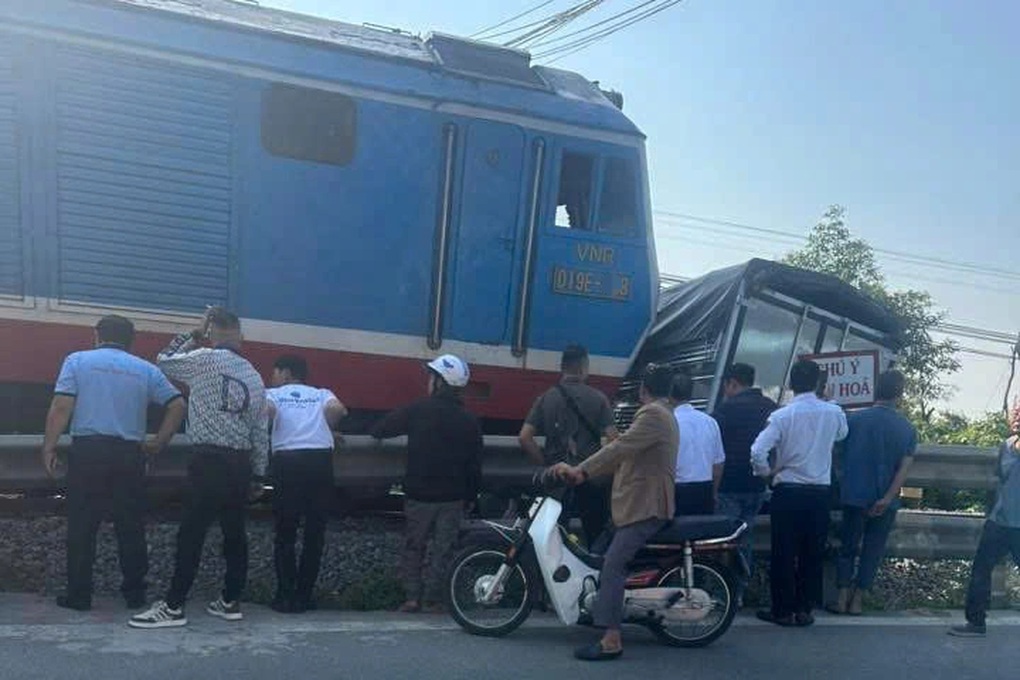 Xe tải băng qua đường sắt khi tàu hỏa tới gần, tài xế thoát chết - 1 Xe tải băng qua đường sắt khi tàu hỏa tới gần, tài xế thoát chết - 1