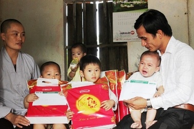 Dân trí mang quà trung thu đến với các bé họ Nhân ở chùa Mạc Thượng