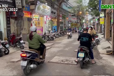 Ám ảnh tuyến đường chi chít hố ga nhô cao "rình vồ người" ở Hà Nội