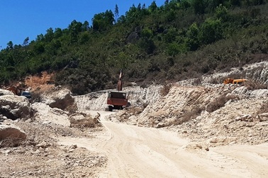 Đua nhau “xẻ thịt” núi Mò O, ai tiếp tay cho doanh nghiệp lấy đất?