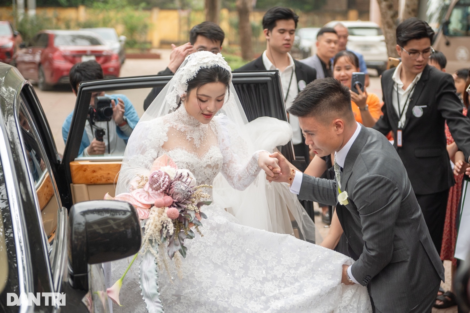 Cô dâu Chu Thanh Huyền xuất hiện xinh đẹp, sánh đôi tình tứ bên Quang Hải - 5 Cô dâu Chu Thanh Huyền xuất hiện xinh đẹp, sánh đôi tình tứ bên Quang Hải - 5