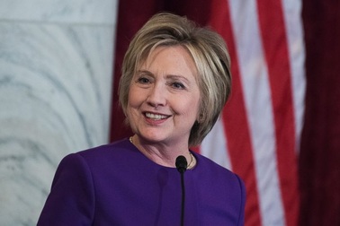 Bà Clinton tránh nhắc đến ông Trump trong thông điệp cuối năm