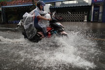 Người dân hì hục vớt rác dưới cống vì đường ngập sâu ở TP Thủ Đức