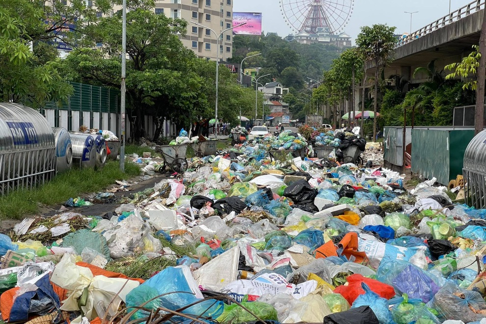Không có đường vận chuyển, rác thải tràn ngập ở 2 thành phố - 1 Không có đường vận chuyển, rác thải tràn ngập ở 2 thành phố - 1