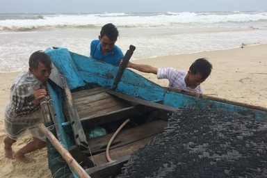 Bão số 4 áp sát, vùng dự kiến tâm bão căng mình ứng phó