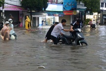 Mưa lớn kéo dài hơn 8 tiếng, đường phố Bạc Liêu thành biển nước