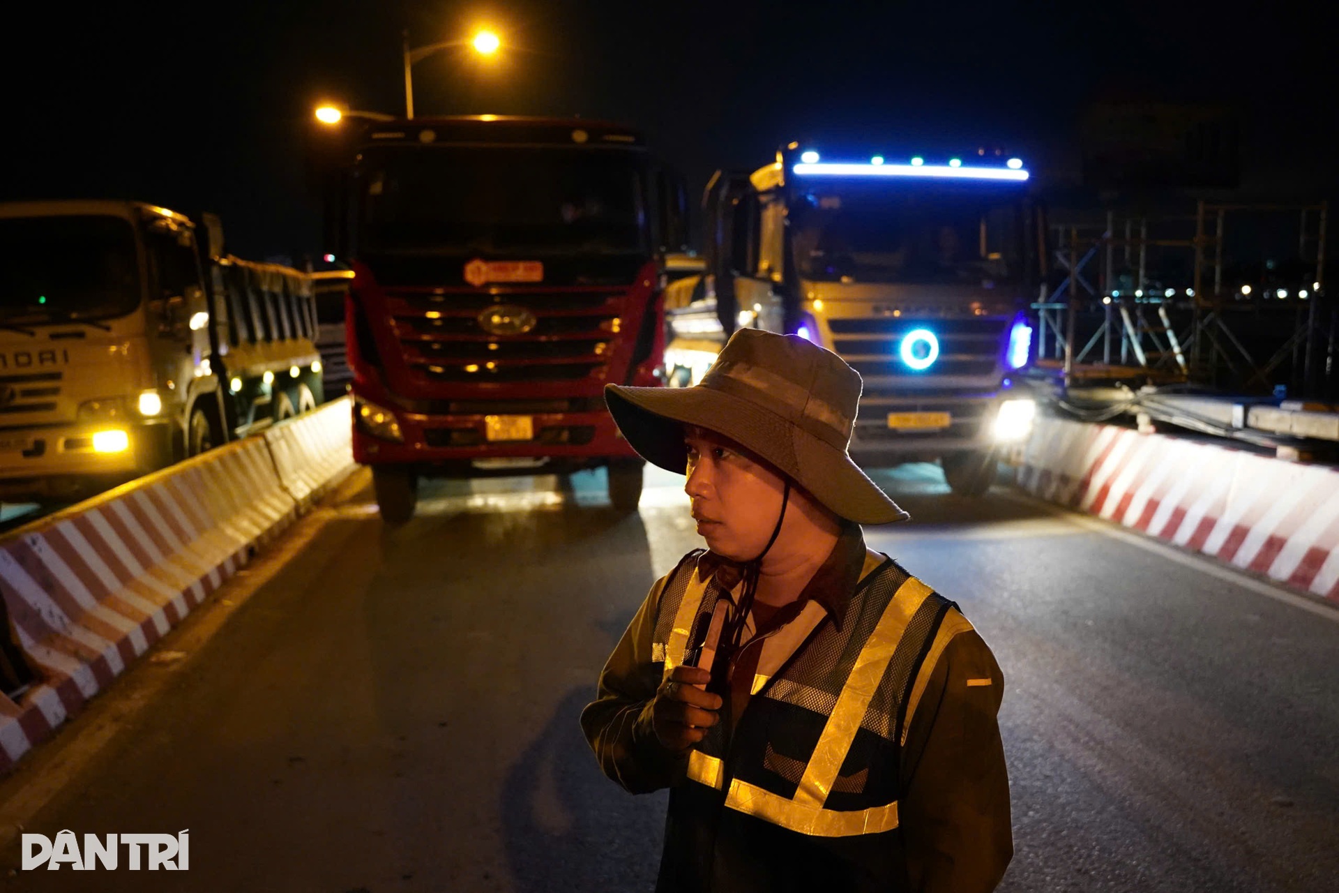 Huy động 12 xe tải thử độ bền cầu Bình Triệu 1 ở TPHCM - 3