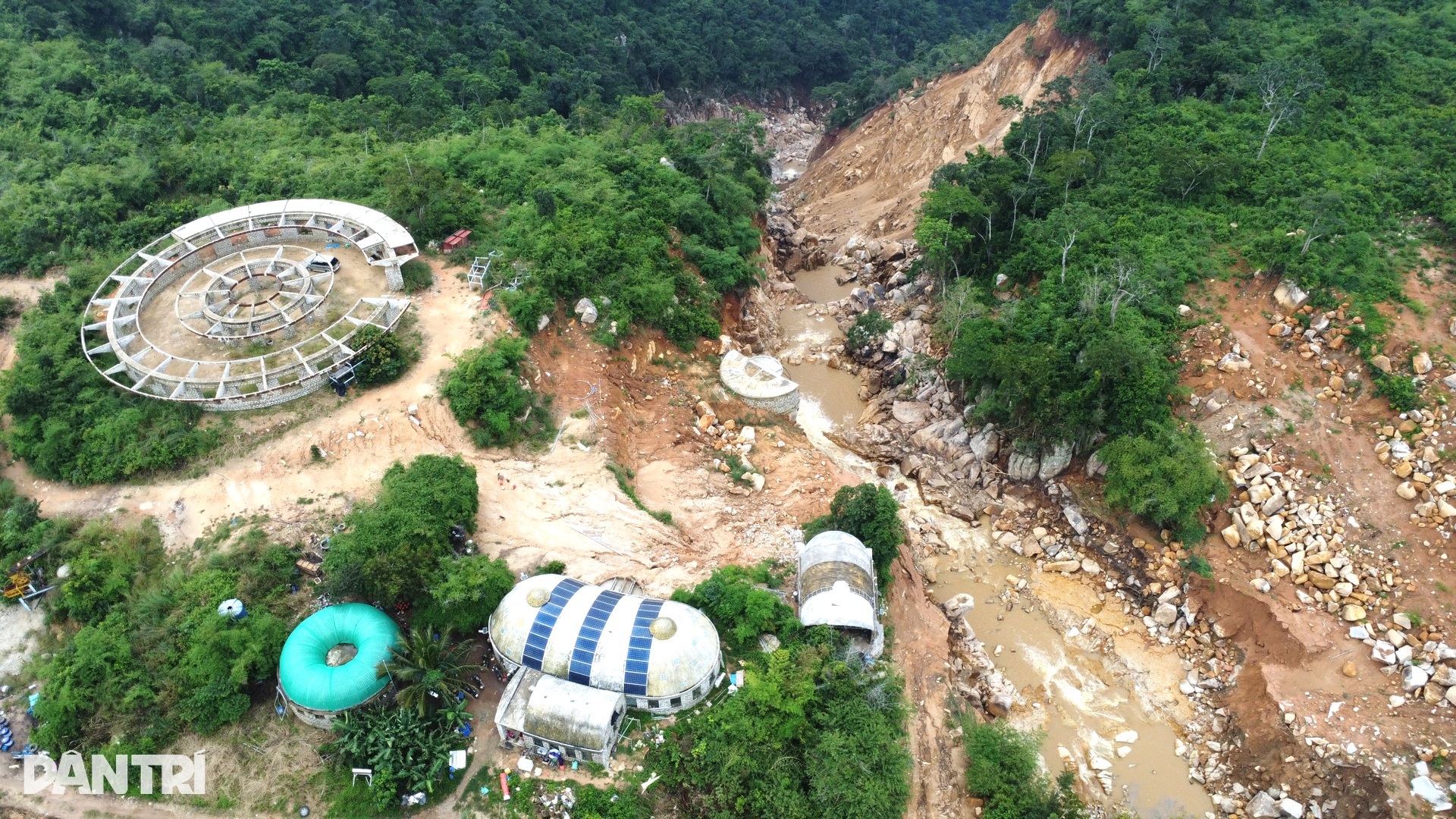 Hiện trường quả đồi bị nước lũ xé toạc ở Lâm Đồng - 3