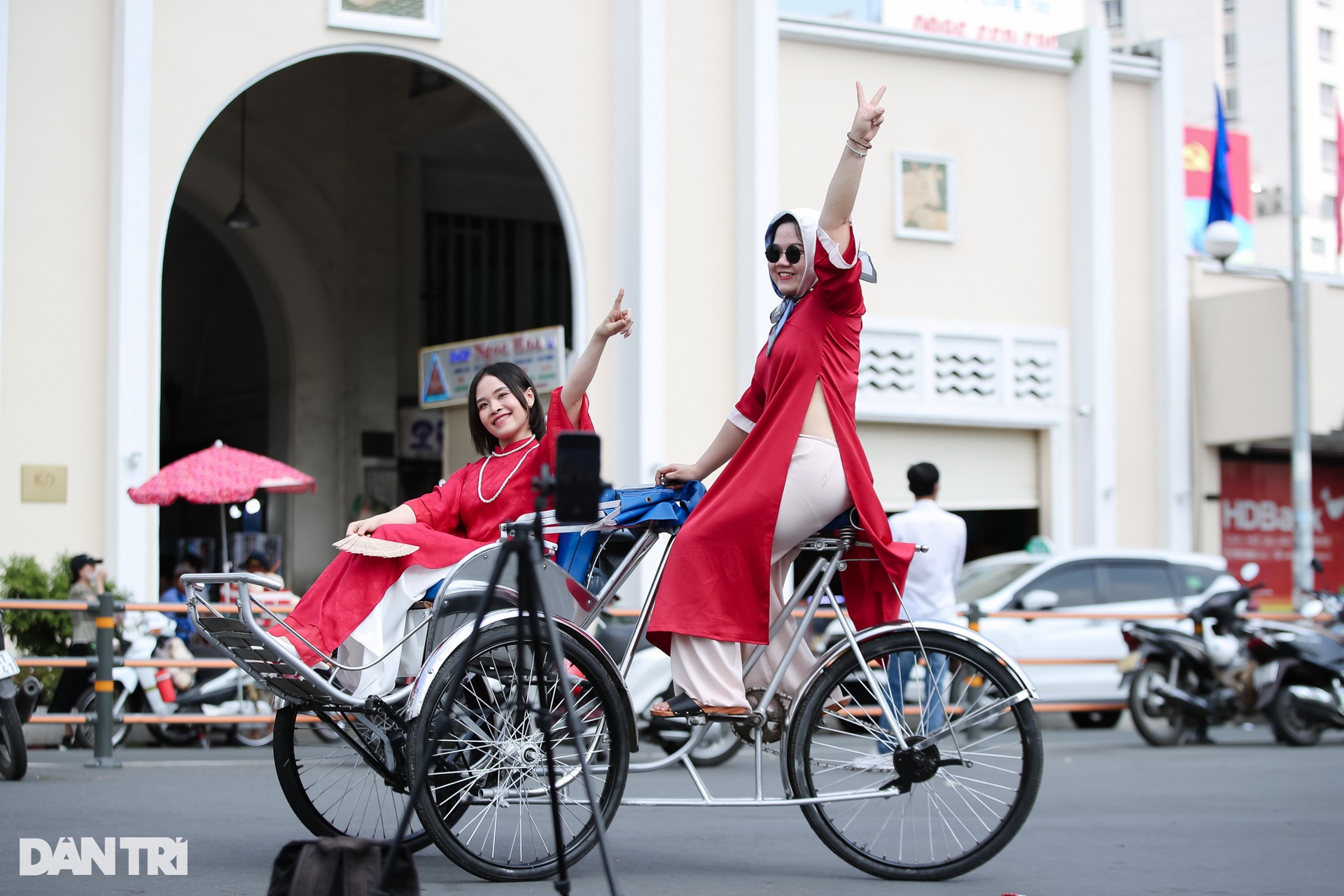 Những tà áo dài thướt tha trước chợ Bến Thành ngày cuối năm 2023 - 5 Những tà áo dài thướt tha trước chợ Bến Thành ngày cuối năm 2023 - 5