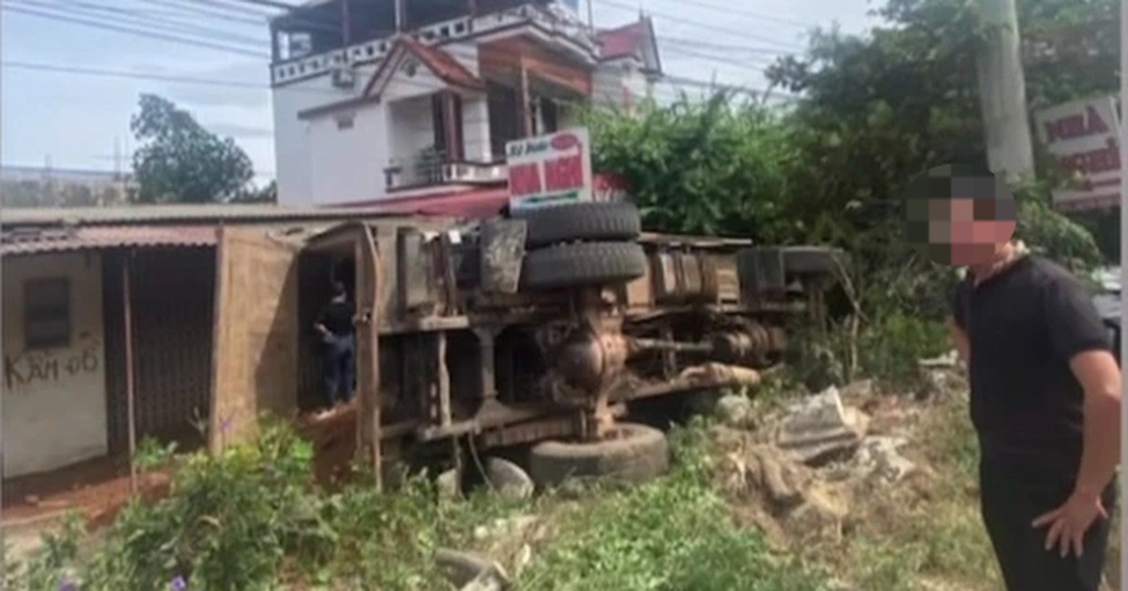 Ô tô tải lật nghiêng sau pha đánh lái tránh xe ben sang đường - 2