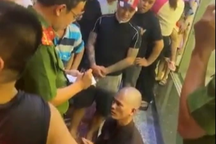 Mặc áo giống thầy tu đi cướp tiệm vàng