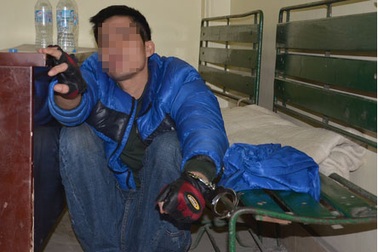 Bố ngáo đá bế con nhỏ lên trụ sở công an phường “đòi vợ”