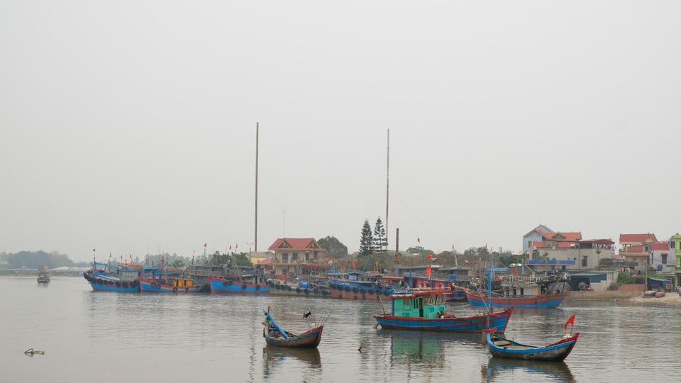 Thiếu lao động đi biển, nhiều tàu cá phải nằm bờ - 1 Thiếu lao động đi biển, nhiều tàu cá phải nằm bờ - 1