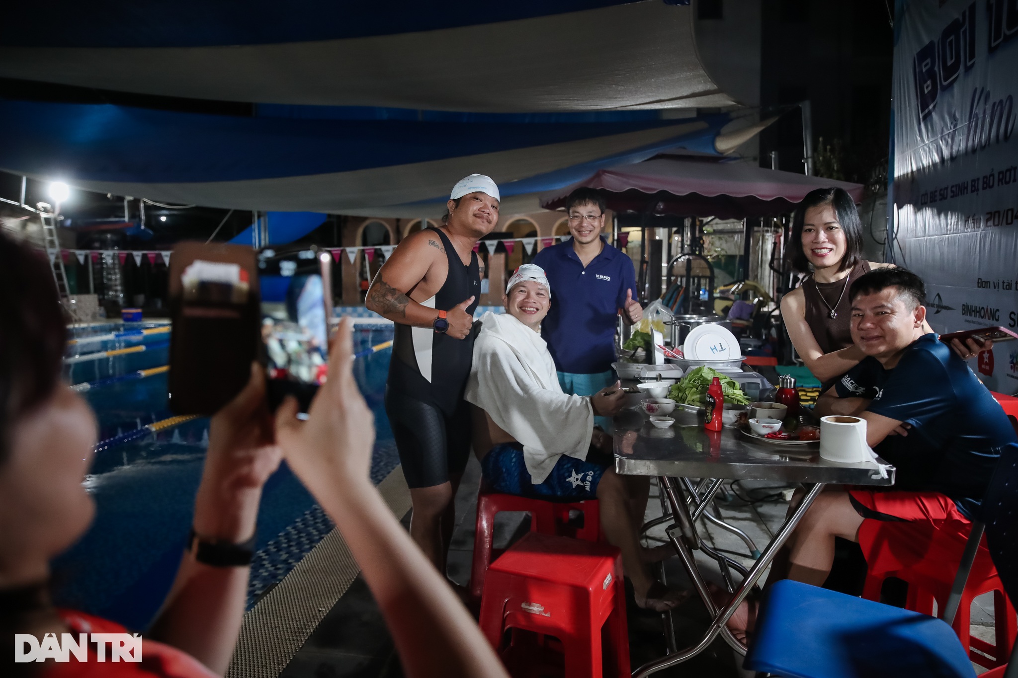 Người đàn ông bơi 100km trong 2 ngày để viết tiếp cuộc đời cho một bệnh nhi - 7 Người đàn ông bơi 100km trong 2 ngày để viết tiếp cuộc đời cho một bệnh nhi - 7