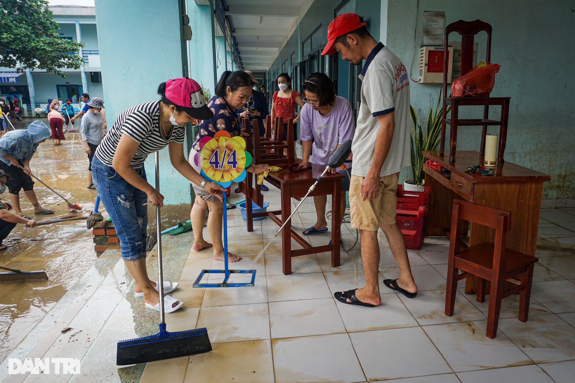 Nước dần rút, người dân Đà Nẵng tất tả dọn bùn non - 4 Nước dần rút, người dân Đà Nẵng tất tả dọn bùn non - 4