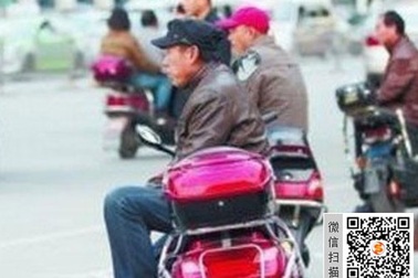 Công chức Trung Quốc chạy xe ôm kiếm thêm