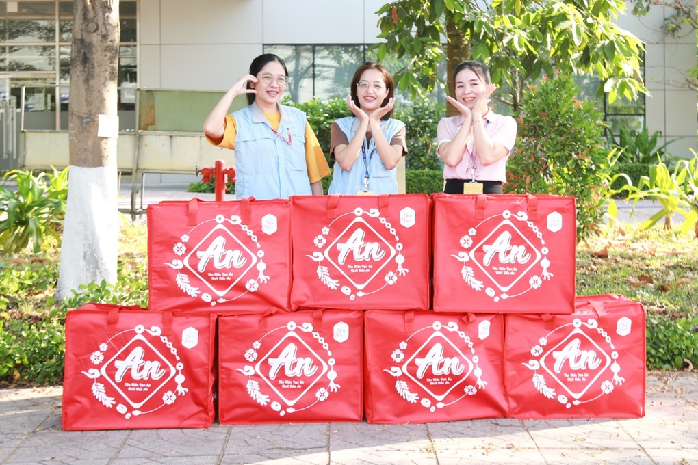 Công nhân phấn khởi khoe quà Tết nặng ký chất đầy nhà - 4 Công nhân phấn khởi khoe quà Tết nặng ký chất đầy nhà - 4