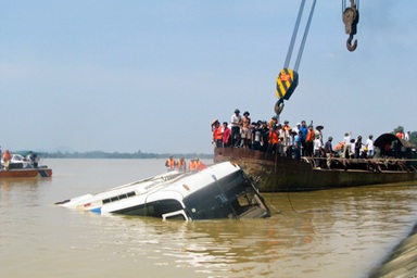 Video trục vớt xe khách chở 37 người bị lũ cuốn 