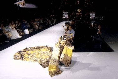 Những sự cố “khóc dở mếu dở” được sao Việt “xử êm” trên sân khấu, truyền hình