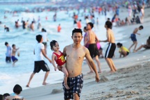 Bãi biển Nha Trang đông nghịt du khách trong dịp lễ 30/4