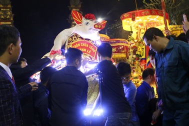 Đám rước 17 "ông lợn" trang trí cầu kỳ của người dân La Phù