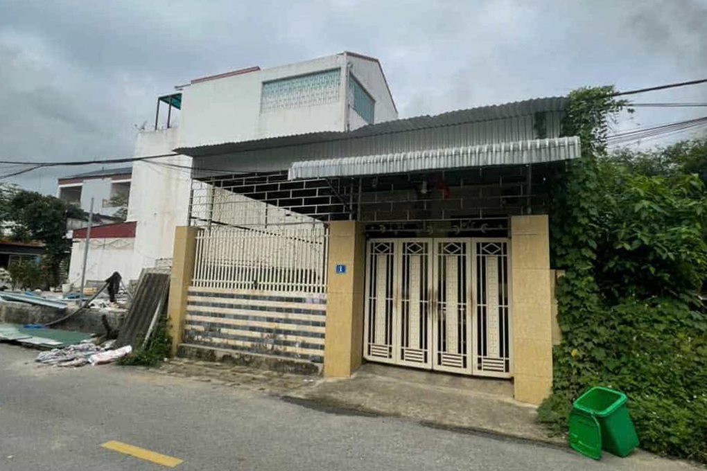 Giải cứu người đàn ông nhốt mình trong phòng với 3 bình gas đã mở van - 1 Giải cứu người đàn ông nhốt mình trong phòng với 3 bình gas đã mở van - 1