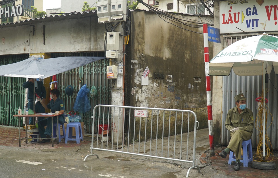 Hà Nội: Người thân tiếp tế đồ ăn vào khu cách ly Covid-19 ở Bắc Từ Liêm - 3 Hà Nội: Người thân tiếp tế đồ ăn vào khu cách ly Covid-19 ở Bắc Từ Liêm - 3