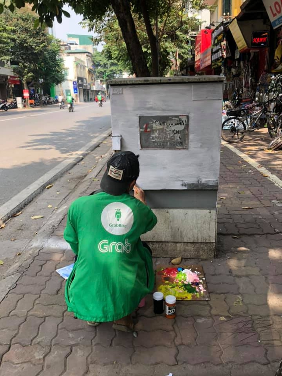 Sự thật đằng sau bức ảnh tài xế công nghệ ngồi vẽ tranh giữa đường phố Hà Nội - 2 Sự thật đằng sau bức ảnh tài xế công nghệ ngồi vẽ tranh giữa đường phố Hà Nội - 2