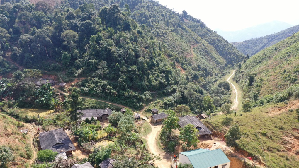 Ăn chặn tiền điện của người nghèo, cán bộ chính sách bị bắt - 1 Ăn chặn tiền điện của người nghèo, cán bộ chính sách bị bắt - 1