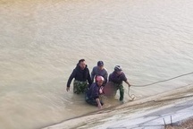 3 ngày dầm mình trong nước lạnh tìm bé trai rơi sông mất tích