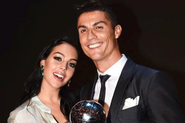 C.Ronaldo được bạn gái xinh đẹp tán thưởng sau khi giành giải Bàn chân vàng