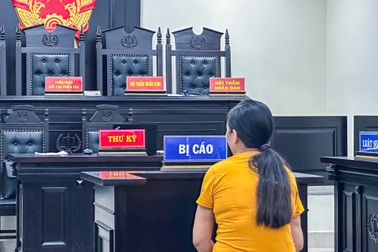 Dùng muôi đánh con 6 tuổi tử vong, mẹ "bình thản" trong ngày hầu tòa