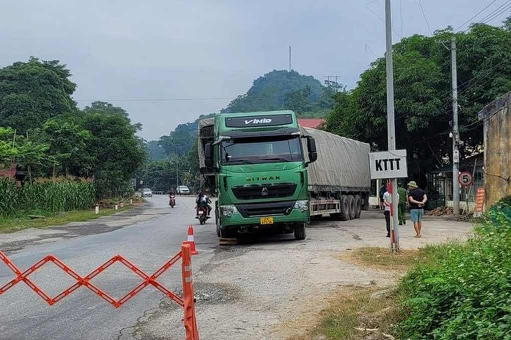 Tạm giữ hình sự tài xế dính nhiều lỗi, lăng mạ CSGT - 2 Tạm giữ hình sự tài xế dính nhiều lỗi, lăng mạ CSGT - 2