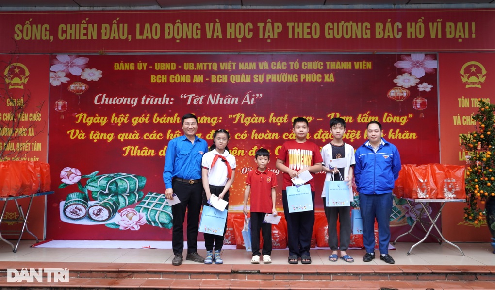 Sẻ chia yêu thương với các gia đình khó khăn, để ai cũng có Tết - 5 Sẻ chia yêu thương với các gia đình khó khăn, để ai cũng có Tết - 5