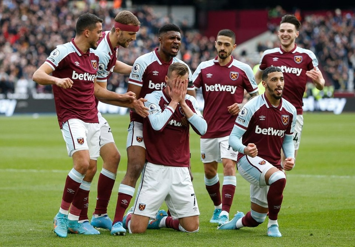 Tiền đạo Ukraine ôm mặt khóc khi ghi bàn tại Premier League - 2 Tiền đạo Ukraine ôm mặt khóc khi ghi bàn tại Premier League - 2