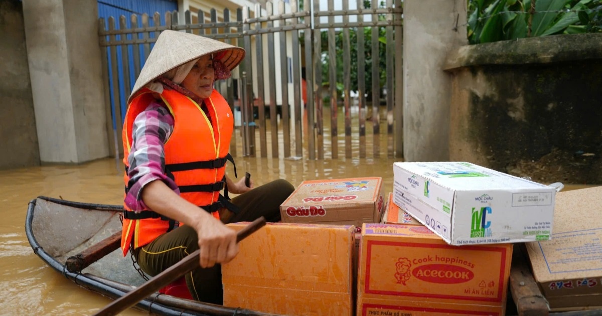 Nhà phao chống lũ do bạn đọc Dân trí dành tặng người dân vùng "rốn lũ" Minh Hóa (Ảnh: Tiến Thành).