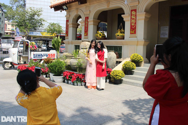 Giới trẻ Bình Dương đội nắng check-in tại nhà truyền thống Thủ Dầu Một