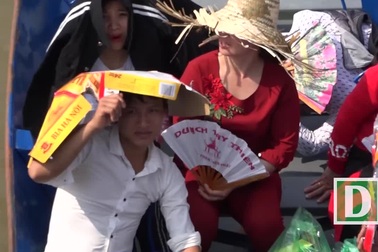 Người dân mệt mỏi "đội nắng" trẩy hội chùa Hương