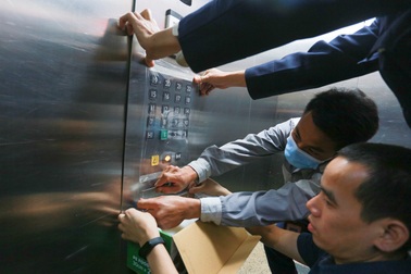 Chung cư Hà Nội dùng độc chiêu bọc nilon thang máy, phòng dịch corona