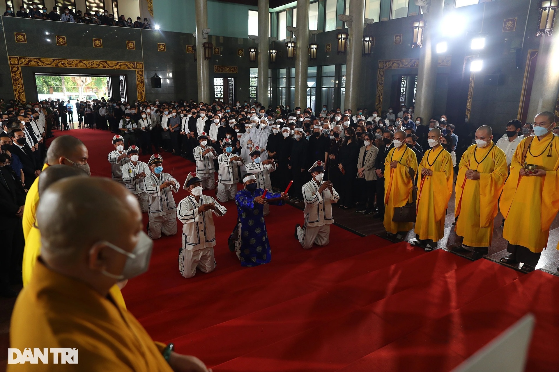 Người dân TPHCM tiễn đưa Phó Chủ tịch Lê Hòa Bình về nơi an nghỉ cuối cùng - 7 Người dân TPHCM tiễn đưa Phó Chủ tịch Lê Hòa Bình về nơi an nghỉ cuối cùng - 7
