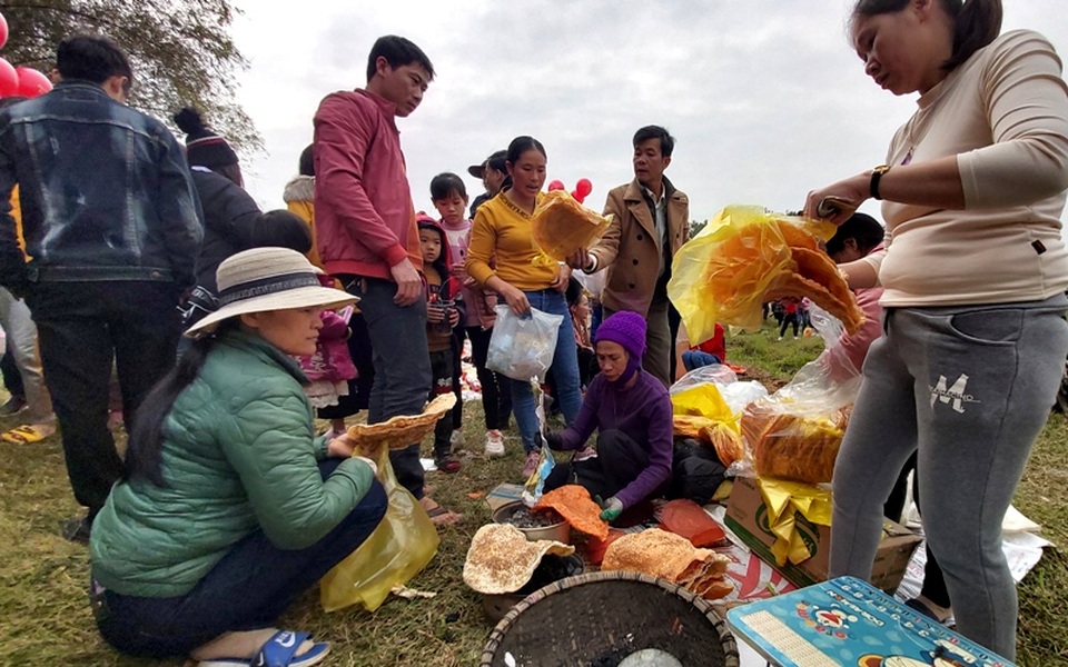 Tưng bừng cuộc chiến cà chua tại phiên chợ một năm chỉ họp một lần - 3 Tưng bừng cuộc chiến cà chua tại phiên chợ một năm chỉ họp một lần - 3