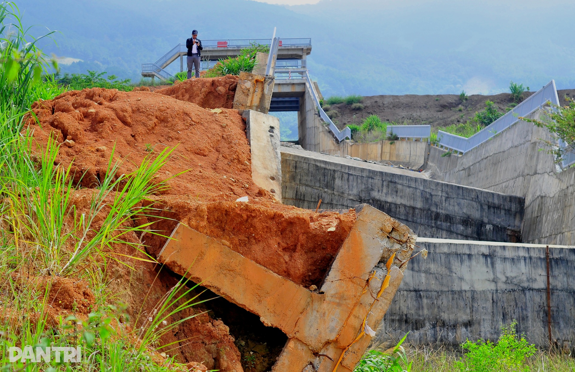Hồ chứa nước trăm tỷ ở Lâm Đồng nứt vỡ, nguy cơ tiền mất, công trình nát - 1 Hồ chứa nước trăm tỷ ở Lâm Đồng nứt vỡ, nguy cơ tiền mất, công trình nát - 1