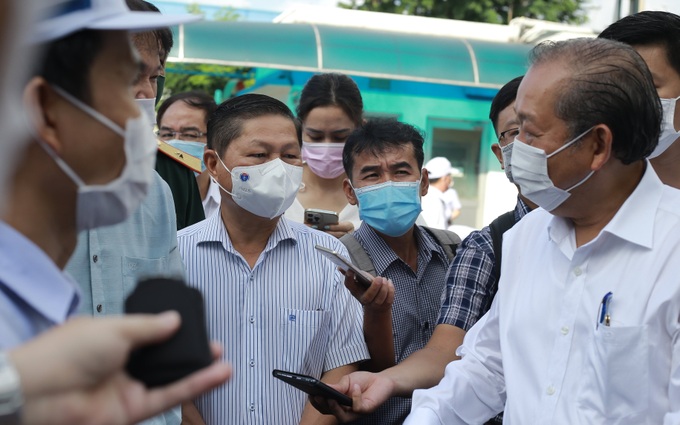 Phó Thủ tướng Thường trực Trương Hòa Bình kiểm tra công tác phòng, chống dịch tại KCX Tân Thuận 