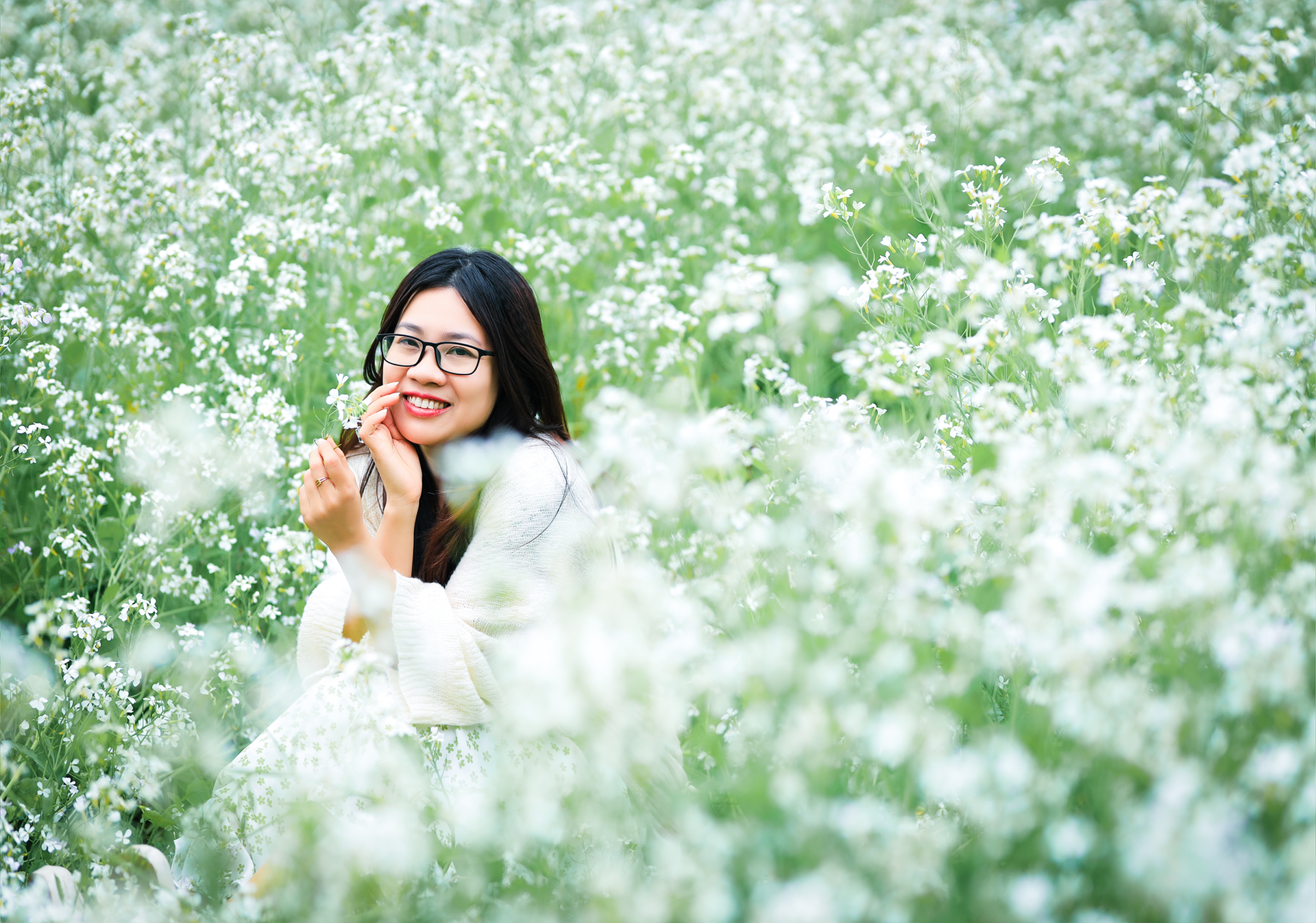 White mustard flowers are vast in Moc Chau, tourists from everywhere flock to take photos - 7